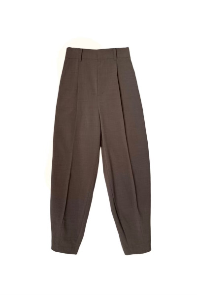 FRONT PLEATS CURVED PANTS [BROWN]