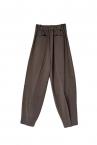 FRONT PLEATS CURVED PANTS [BROWN]