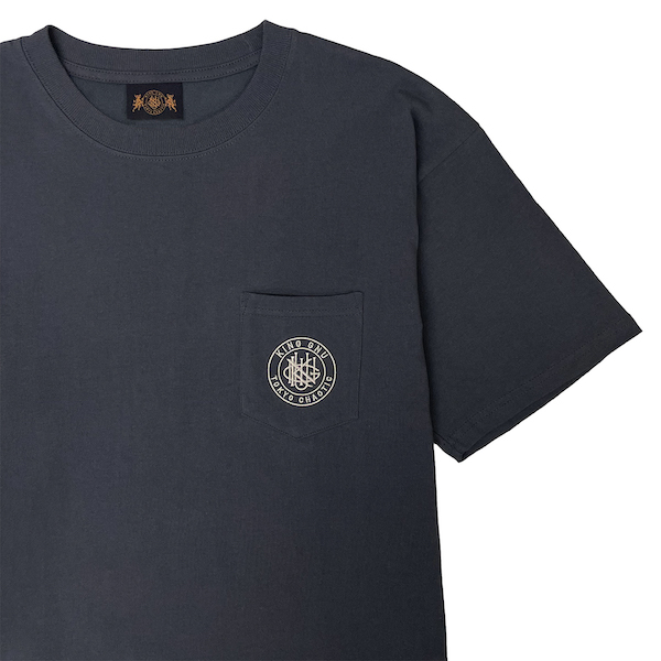 CREST LOGO POCKET TEE [BLACK]